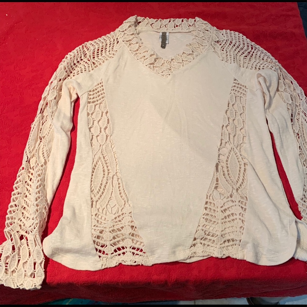 Medium long sleeve top w/ lace design XCVI